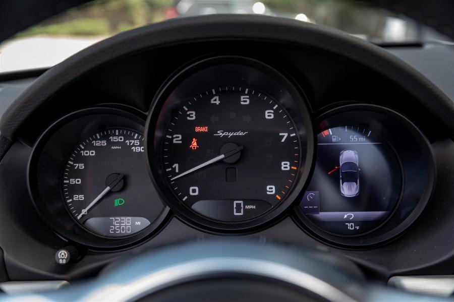 Панель приборов Porsche Boxster Spyder (981) 2016 года  (фото 49 из 72)